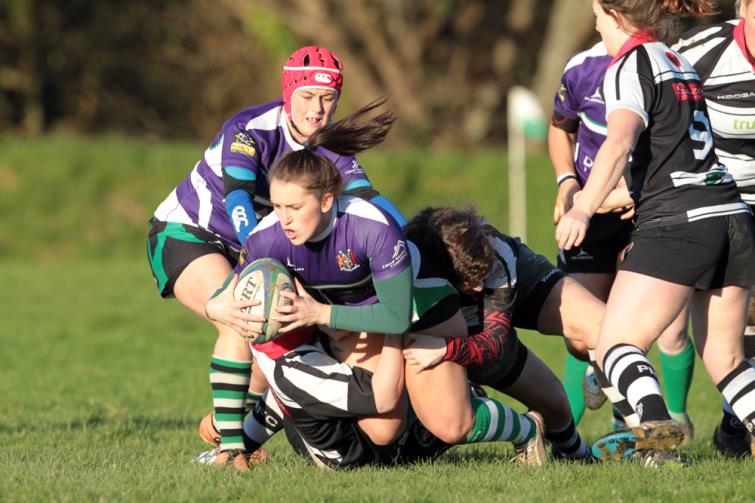 Natalie Walsh grabs a try